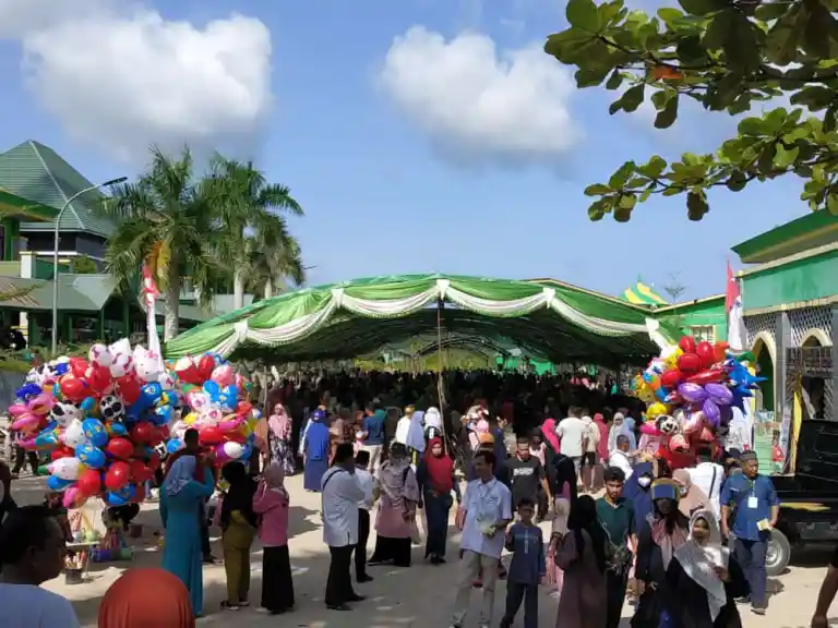 WARGA MEMBLUDAK PADATI BAZAR AMAL PEMBANGUNAN MASJID BAITUL MAKMUR IAIN SORONG